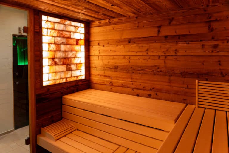 Biosauna im INJOYmed Dresden mit Holzbänken